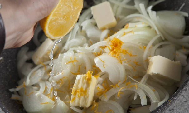 Тосты с карамелизированным луком и камамбером, шаг 1/3