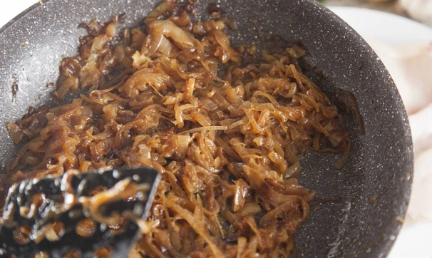 Тосты с карамелизированным луком и камамбером, шаг 2/3