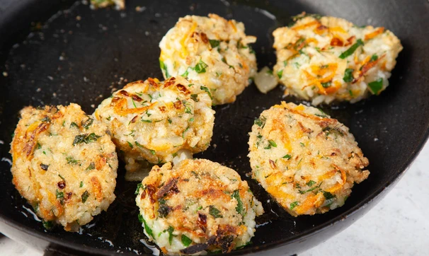 Рисовые котлеты с морковью и луком (рецепт на сковороде), шаг 4/5