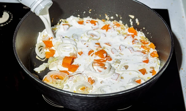 Кролик в сливках с черносливом, шаг 4/8